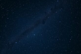 A Dubhe csillag a Göncölszekérben az éjszakai égbolton.