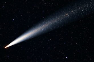 Encke üstökös a csillagok között, hosszú fénynyommal