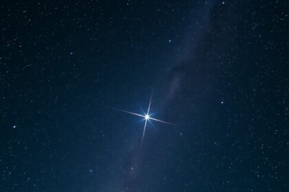 Alhena, az Ikrek csillagkép fényes csillaga az éjszakai égbolton.