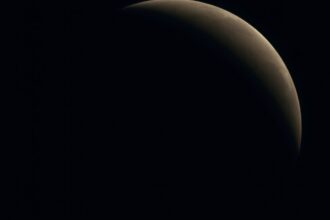 A Hold vagy műhold földközelségi nézete a perigeum fázisában.