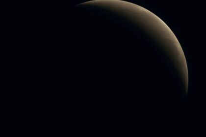 A Hold vagy műhold földközelségi nézete a perigeum fázisában.