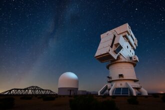 A Gran Telescopio Canarias, a világ legnagyobb teleszkópja az éjszakai ég alatt.