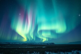 Aurora Polaris, a sarki fény lenyűgöző jelensége az éjszakai égbolton.