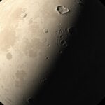 Janus, a Szaturnusz különleges holdja kráterekkel és porréteggel