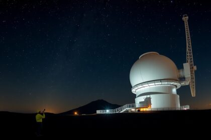 Kanári-szigeteki Nagy Távcső éjszakai felvétel a csillagos ég alatt