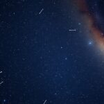 Kassziopeia csillagkép csillagai és mély-ég objektumai az éjszakai égen.