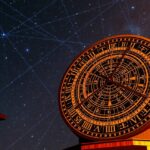 Csillagászati óra a csillagok között, éjszakai égbolt alatt.