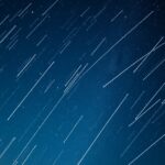 Leonidák meteorraj, szikrázó meteorsávok az éjszakai égen