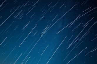 Leonidák meteorraj, szikrázó meteorsávok az éjszakai égen