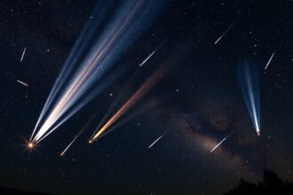Színpompás meteorok csillagok között az éjszakai égbolton.