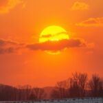 Naplemente télen fák és felhők között