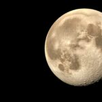 Teljes hold képe csillagos háttérrel