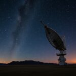 Rádióteleszkóp az éjszakai égbolton, csillagokkal és galaxisokkal