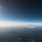 Csillagok és napfény a horizont felett