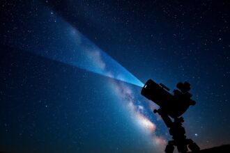 Távcső fénysugárzással az éjszakai égbolton