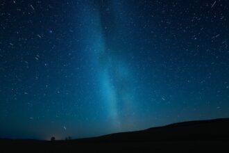 Perseidák meteorraj 2023 csillagokkal teli éjszakai égbolt