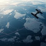 Műhold a Polaris pályán az Északi-sark felett, látványos felhők felett.