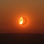 Részleges napfogyatkozás, ahol a Hold a Nap egy részét takarja el.