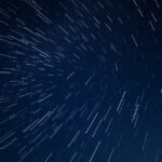 Hullócsillagok látványa az éjszakai égbolton