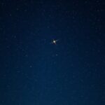 A Cassiopeia csillagkép éjszakai égboltja, ragyogó csillaggal.