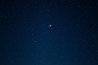 A Cassiopeia csillagkép éjszakai égboltja, ragyogó csillaggal.