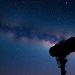 Távcső a csillagos ég alatt a galaxis fényében