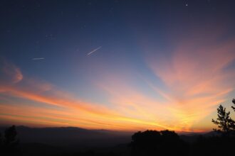 Szürkület jelensége a csillagokkal és színes felhőkkel
