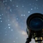 Távcső éjszakai égbolt alatt, csillagokkal