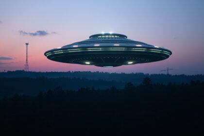 UFO az égen egy erdő felett, háttérben antennaszerkezetekkel.