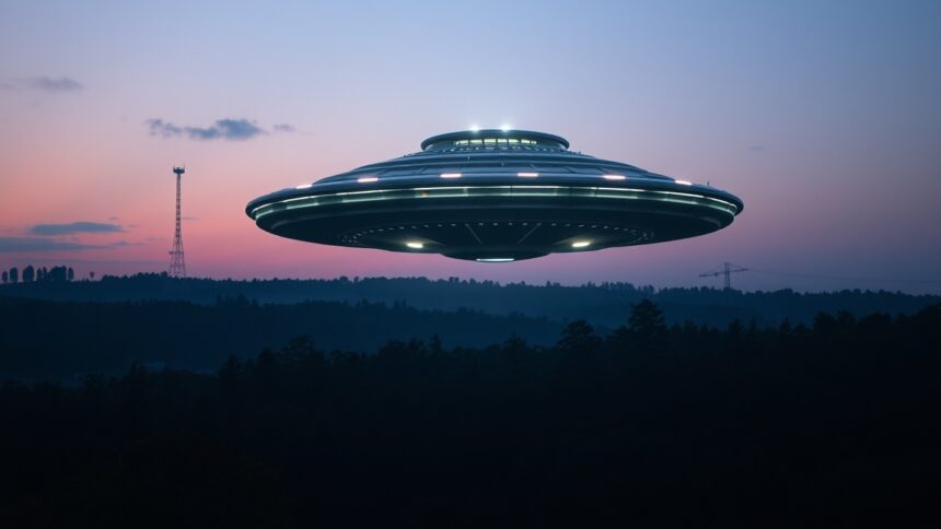 UFO az égen egy erdő felett, háttérben antennaszerkezetekkel.