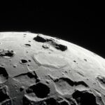 A Vesta aszteroida részletes képe, bazaltos felszínnel és kráterekkel.