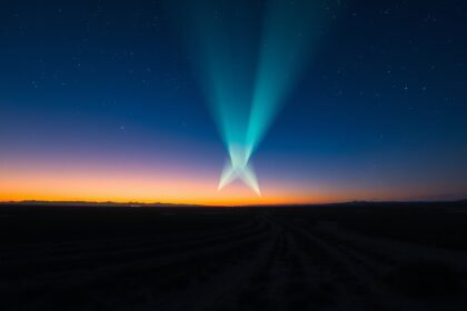 Zodiákus fény jelensége az esti égen színes fényfolt formájában.